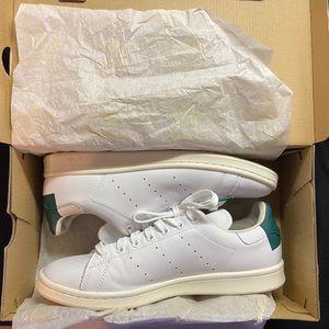 Adidas Stan Smith (Size 9).